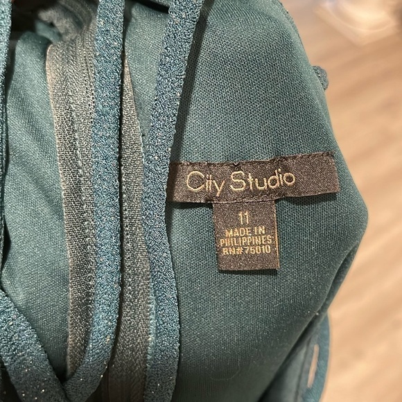 City Studio Green Glitter Halter Strappy Shoulder Gown Size 11 - Picture 3 of 12